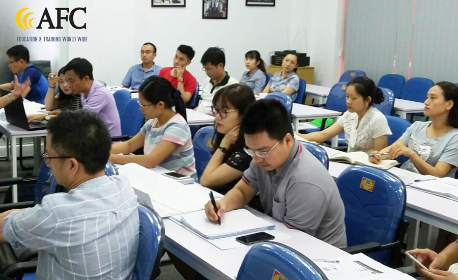 Học vi&ecirc;n thực h&agrave;nh trong buổi học Quản trị d&ograve;ng tiền