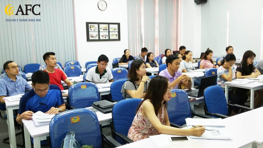 Học vi&ecirc;n lớp Gi&aacute;m đốc T&agrave;i ch&iacute;nh tập trung cao độ trong buổi học