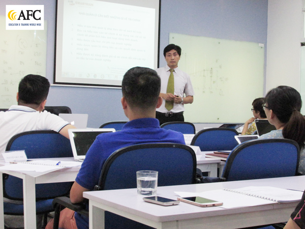 PGS.TS Đặng Đức Sơn đồng hành cùng học viên thực hành kỹ năng tài chính dành cho nhà quản lý
