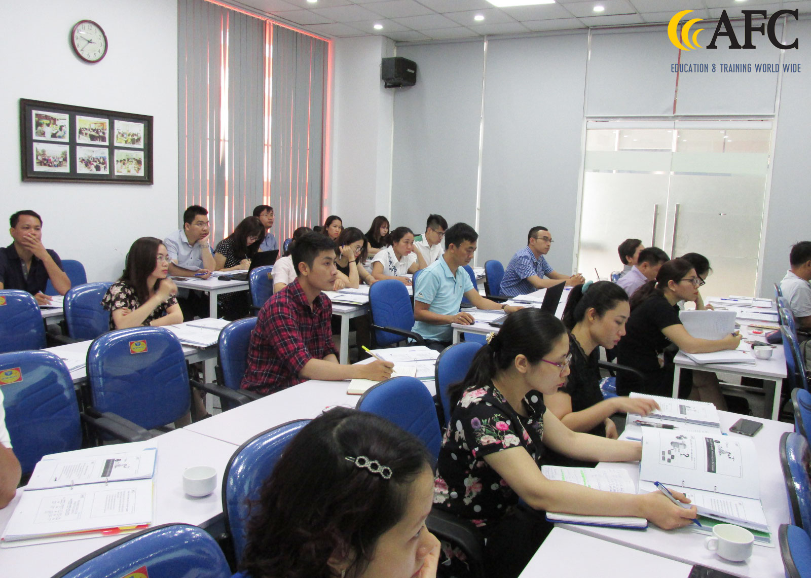 Học vi&ecirc;n CFO K28 tập trung v&agrave;o c&aacute;c casestudy thực h&agrave;nh