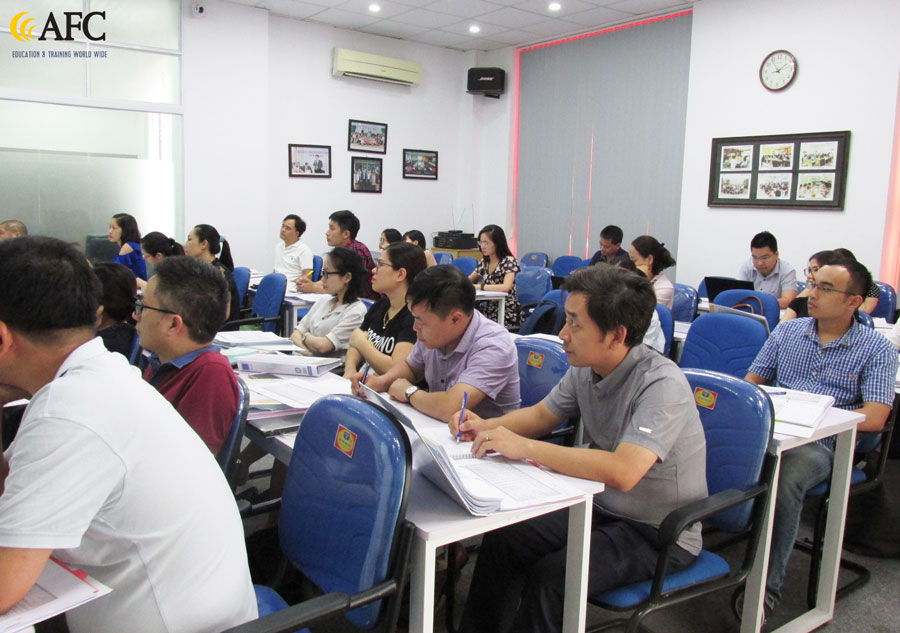 Lớp CFO K28 thực h&agrave;nh ph&acirc;n t&iacute;ch v&agrave; đưa ra c&aacute;c biện ph&aacute;p quản l&yacute; d&ograve;ng tiền