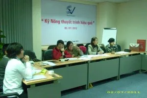 Be-giang-va-trao-chung-chi-hoan-thanh-khoa-hoc-tieng-Anh-2012-02-25-09-04-45