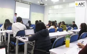 Hoc-vien-CFO-K26-thuc-hanh-Quan-tri-dong-tien-cung-PGSTS-Dang-Duc-Son-2018-04-10-07-49-33
