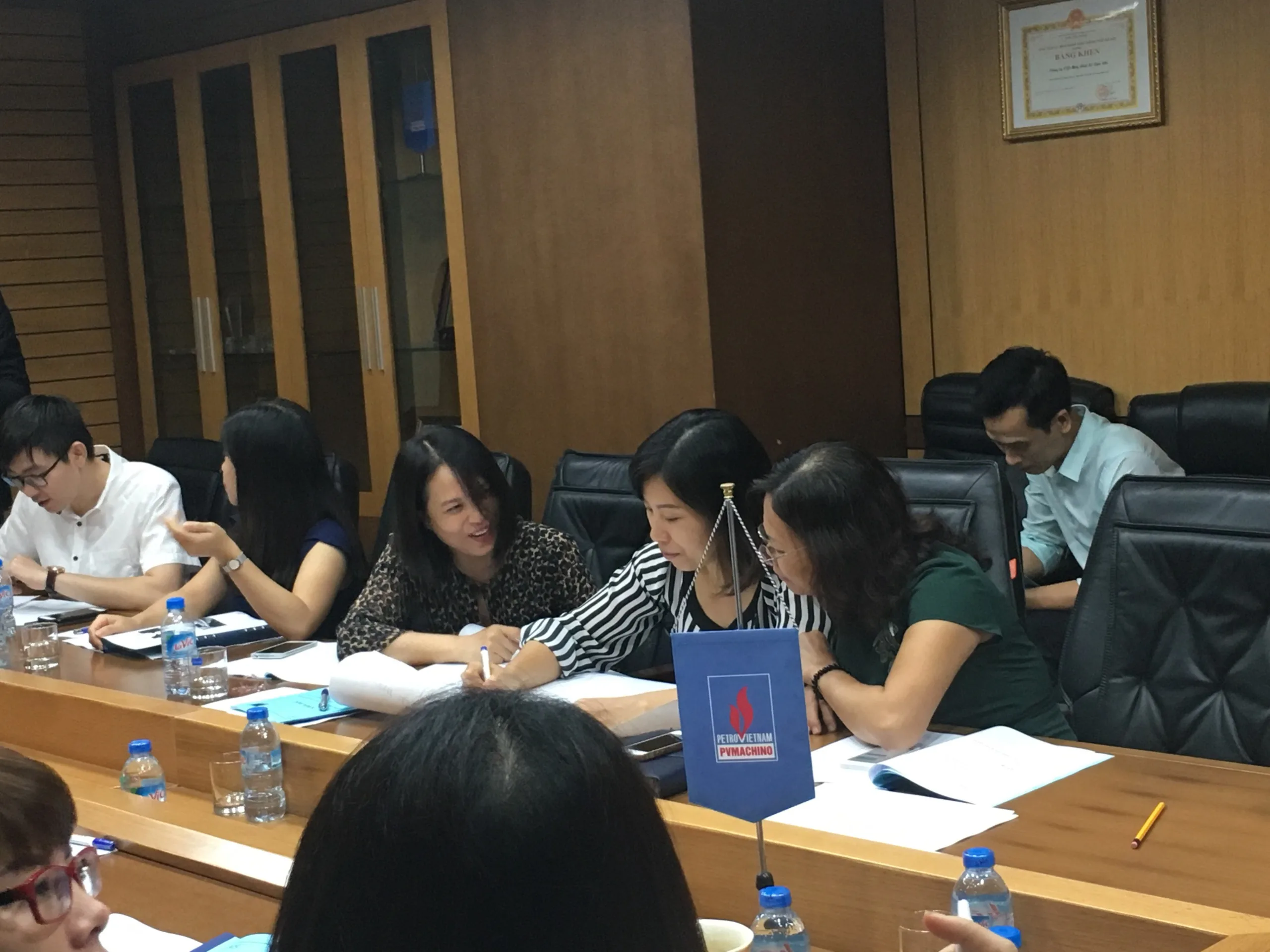 Học viên cùng trao đổi thảo luận sôi nổi