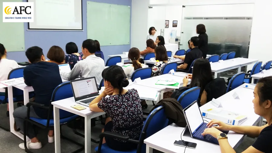 Học viên CFO K26 phát biểu ý kiến trong buổi học