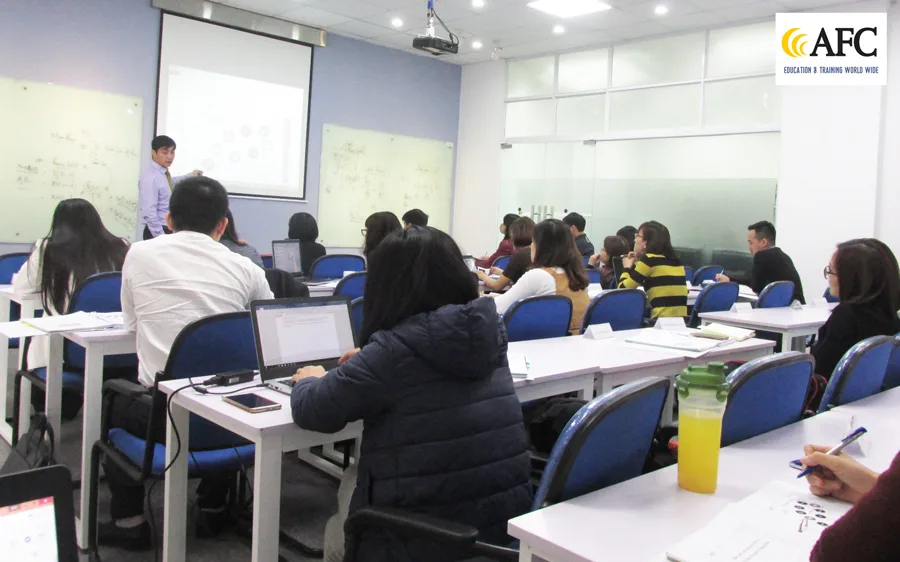 Học viên CFO K26 thực hành Quản trị dòng tiền cùng PGS.TS Đặng Đức Sơn 