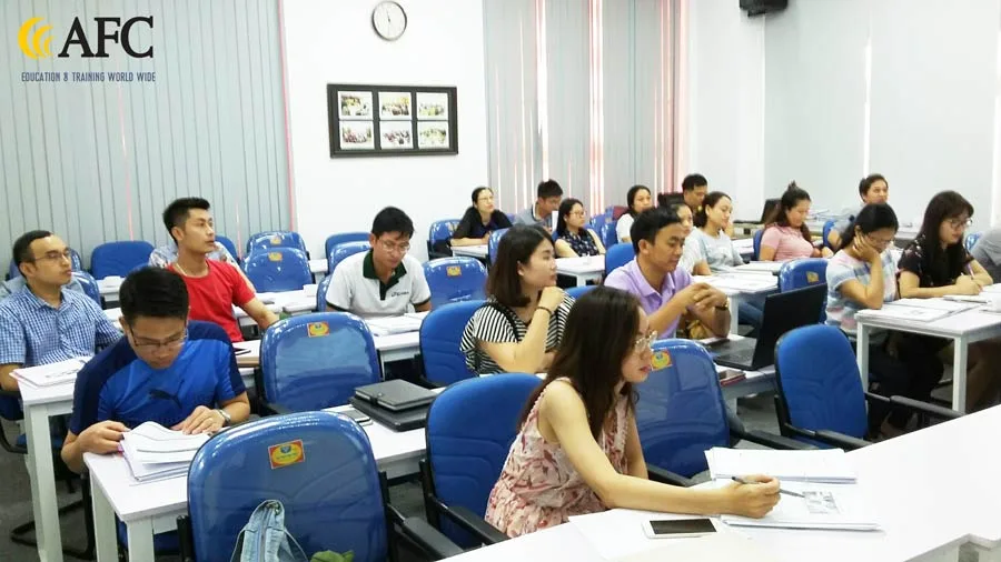 Học viên lớp Giám đốc Tài chính tập trung cao độ trong buổi học