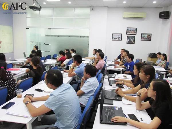 Học viên lớp CFO chăm chú nghiên cứu và thực hành lập kế hoạch tài chính doanh nghiệp