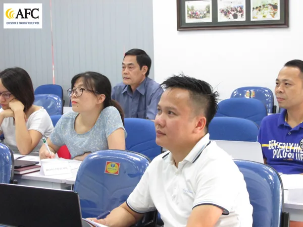 Học viên đều rất tập trung trong buổi học 