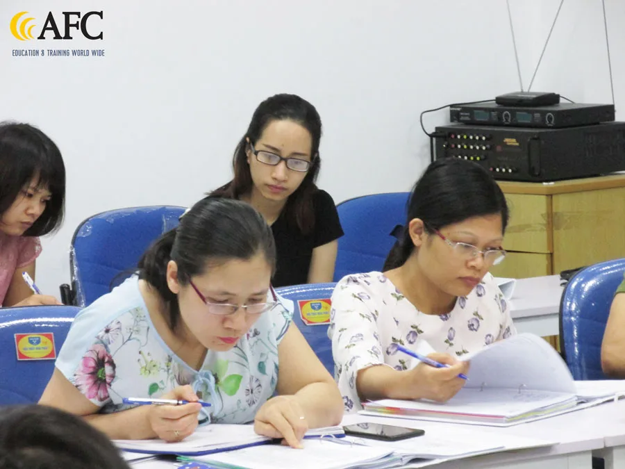 Sự chăm chú nghiên cứu của học viên lớp CFO